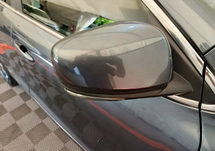 Rétroviseur côté gauche gris foncé du Renault Kadjar Business Blue dCi 115 EDC 2022 avec clignotant intégré.