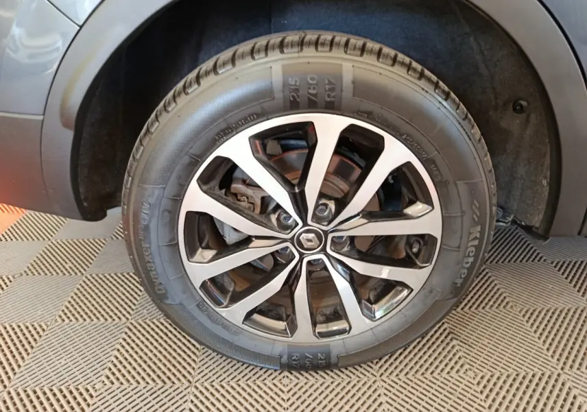 Gros plan sur la roue avant droite du Renault Kadjar gris foncé, mettant en valeur la jante alliage moderne.