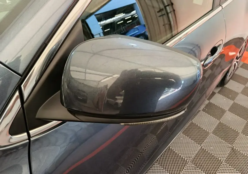 Rétroviseur côté gauche gris foncé du Renault Kadjar Business 2022, avec clignotant intégré visible en gros plan.
