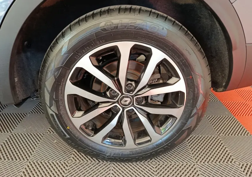 Gros plan sur la roue avant droite du Renault Kadjar gris foncé avec jante alliage au design moderne.