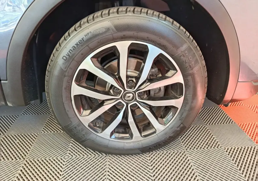 Gros plan sur la roue avant droite gris foncé du Renault Kadjar Business Blue dCi 115 EDC 2022 avec jante alliage distinctive.