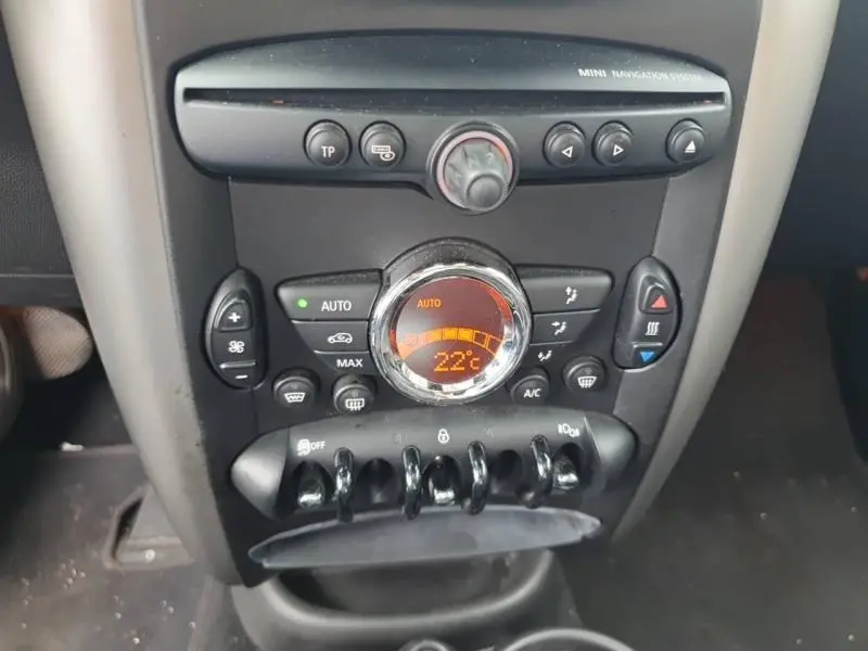 Vue rapprochée de la console centrale du MINI Countryman Royal Grey 2014, affichant la climatisation automatique à 22°C.