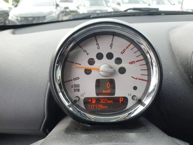 Gros plan sur le compte-tours et l'ordinateur de bord du MINI Countryman Royal Grey, affichant 117139 km et vitesse 0 km/h.