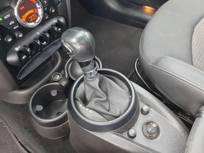 Gros plan sur le levier de vitesses cuir et la console centrale noire de la MINI Countryman Cooper D 2014.