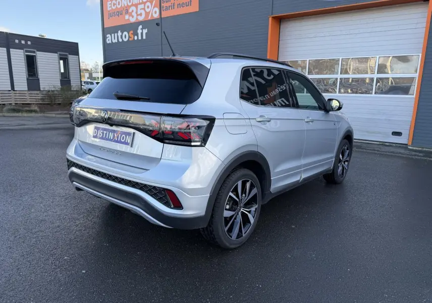 Volkswagen T-Cross 2025 argent métallisé en 3/4 arrière droit avec jantes alliage et vitres surteintées.