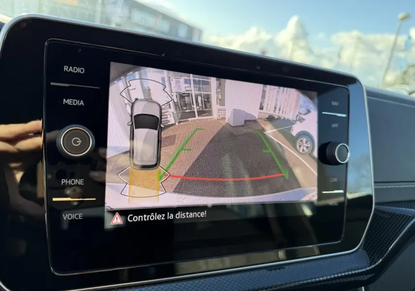 Écran de caméra de recul du Volkswagen T-Cross 2025 affichant la vue arrière avec guidage de trajectoire.