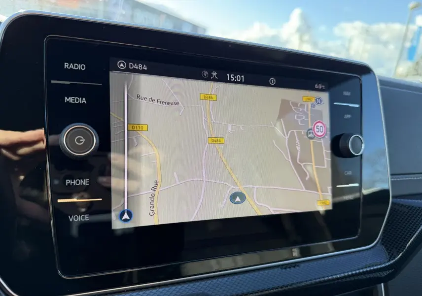 Écran tactile central du système de navigation Discover Media du Volkswagen T-Cross R-Line Edition 2025, intérieur noir.