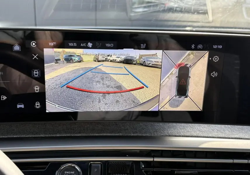 Vue intérieure sur l’écran du Peugeot 3008 Hybrid blanc, affichant la caméra de recul et la vision 360° du véhicule.