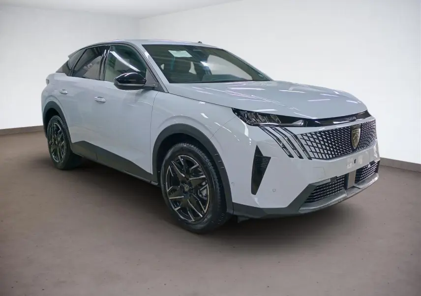 Peugeot 3008 Hybrid blanc Okenite vue 3/4 avant avec calandre distinctive et jantes alliage noires.