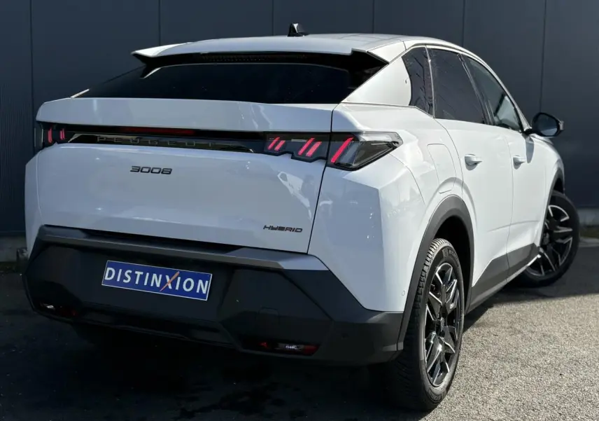 Vue 3/4 arrière droite du Peugeot 3008 Hybrid blanc Okenite avec feux arrière LED et jantes alliage noires.