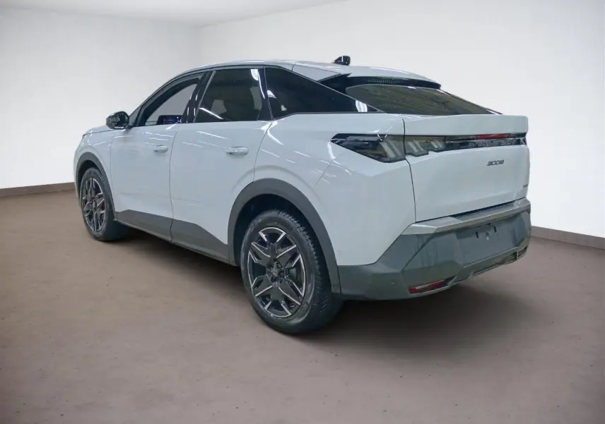 Peugeot 3008 Hybrid blanc Okenite vue 3/4 arrière droit avec jantes alliage et toit noir panoramique.