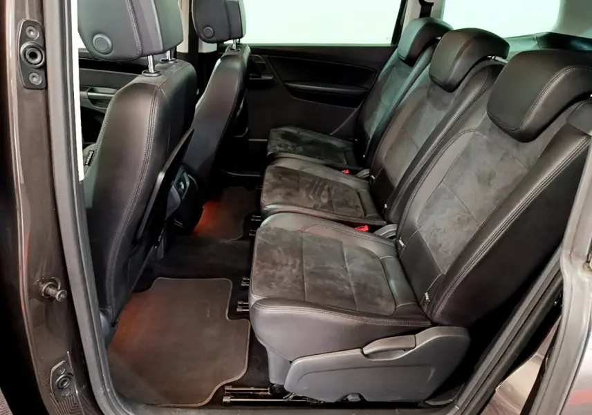 Vue latérale intérieure montrant les sièges arrière individuels en cuir noir du Volkswagen Sharan marron 2017.