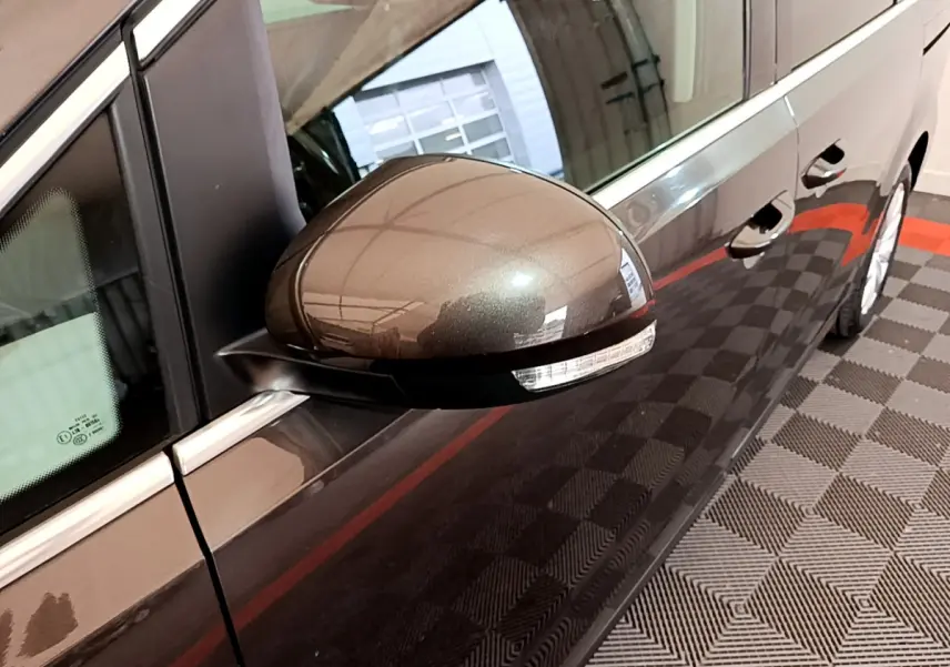 Vue rapprochée du rétroviseur droit marron métallisé du Volkswagen Sharan 2017, avec clignotant intégré.