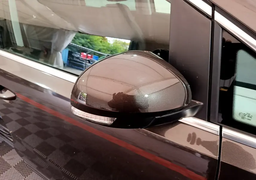 Rétroviseur côté gauche marron métallisé de Volkswagen Sharan 2017 avec clignotant intégré, vue rapprochée.