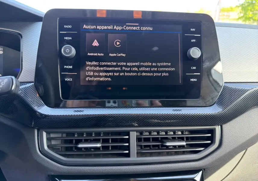 Écran tactile central du tableau de bord du Volkswagen T-Cross 2025 avec interface App-Connect inactive.