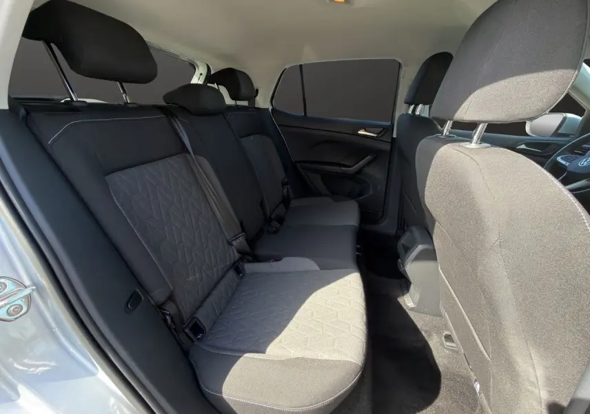Vue intérieure côté gauche sur la banquette arrière tissu noir et gris du Volkswagen T-Cross reflet d'argent.