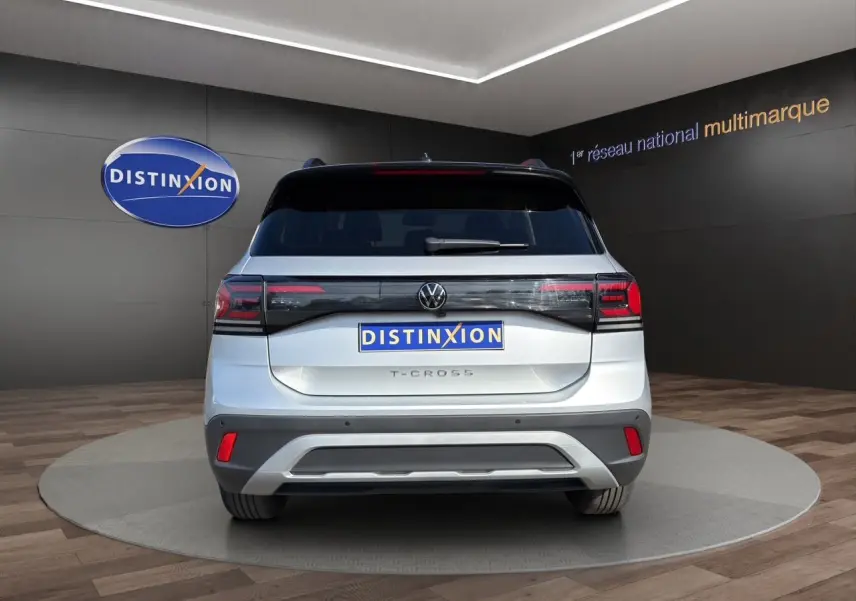 Vue arrière d'un Volkswagen T-Cross 2025 couleur reflet d'argent avec toit noir et feux LED distinctifs.