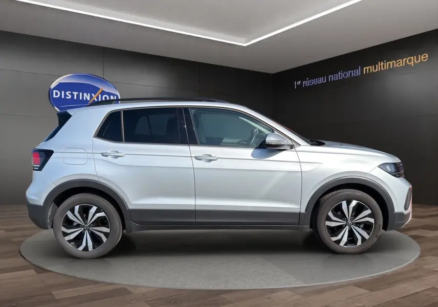 Vue de profil côté gauche d'un Volkswagen T-Cross 2025 en reflet argent avec jantes alliage 17 pouces.