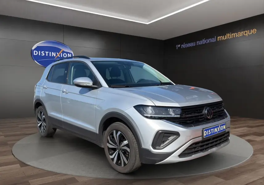 Volkswagen T-Cross 2025 reflet d'argent en 3/4 avant droit avec jantes alliage et calandre noire.