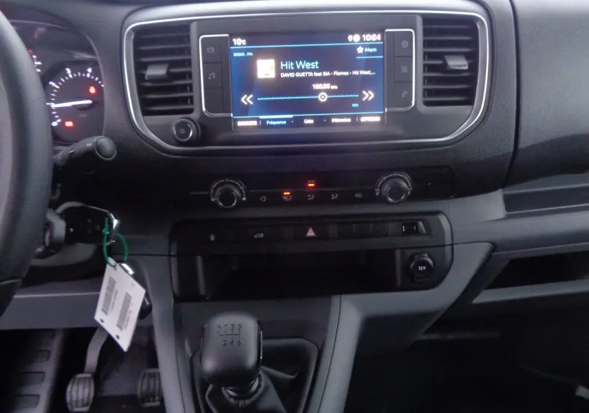 Vue intérieure du tableau de bord du Peugeot Expert Fourgon noir 2022, avec écran tactile et levier de vitesse manuel.