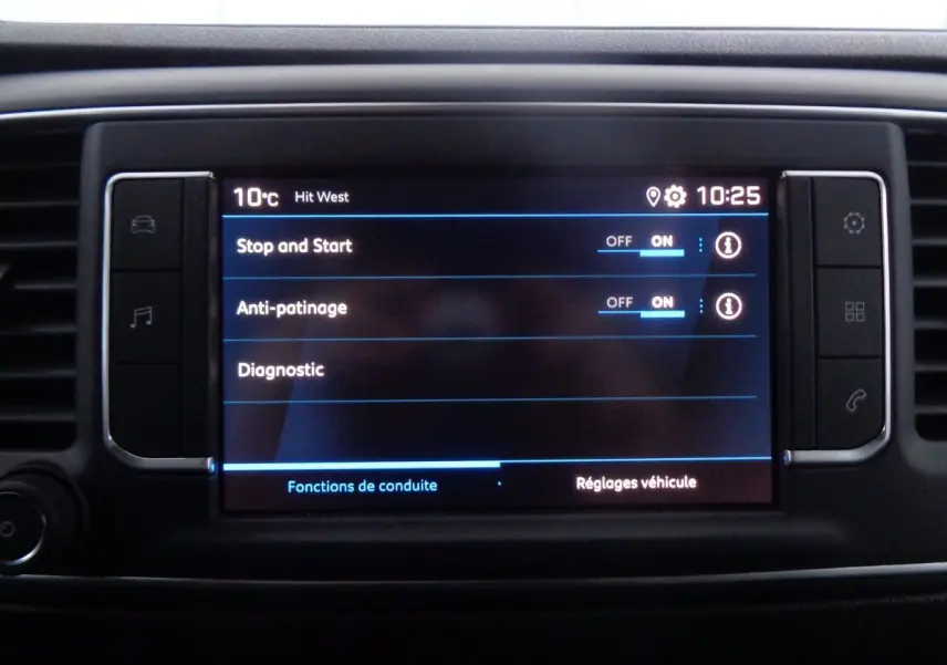 Écran tactile central du Peugeot Expert Fourgon noir 2022 affichant les réglages Stop and Start et Anti-patinage activés.