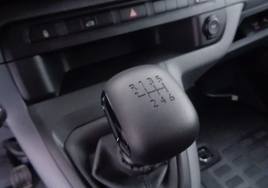 Le levier de vitesses manuel noir du Peugeot Expert Fourgon 2022, vue rapprochée de la console centrale.