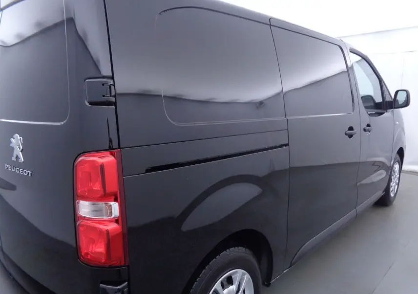 Vue 3/4 arrière côté gauche du Peugeot Expert Fourgon noir avec porte latérale coulissante et feux arrière rouges.