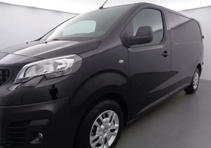 Vue 3/4 avant droit d'un Peugeot Expert Fourgon noir 2022 avec jantes argentées et carrosserie lisse sans vitres latérales arrière.