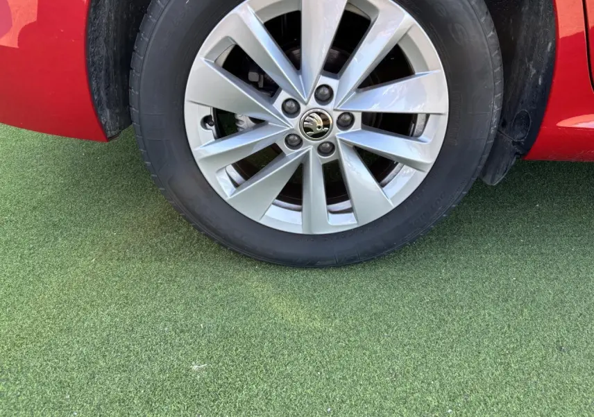 Gros plan sur la jante alliage 16 pouces Cortadero Aero de la Skoda Scala rouge Velvet Metal, côté avant droit.