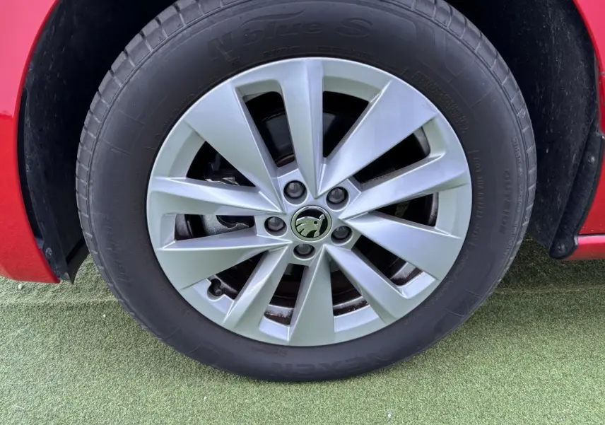 Gros plan sur la jante alliage 16 pouces Cortadero Aero de la Skoda Scala rouge Velvet Metal côté roue avant.