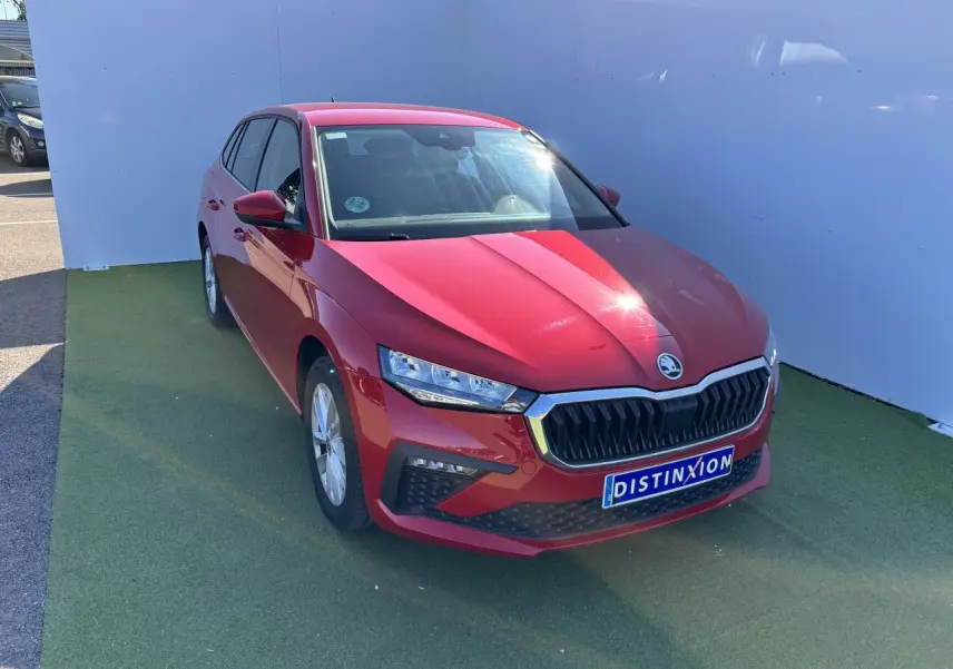 SKODA SCALA rouge Velvet Metal vue 3/4 avant droit, calandre noire et phares LED distinctifs visibles.