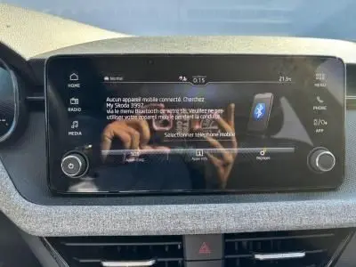 Écran tactile 8 pouces du système multimédia SKODA SCALA 2024 affichant le menu Bluetooth, intérieur gris.