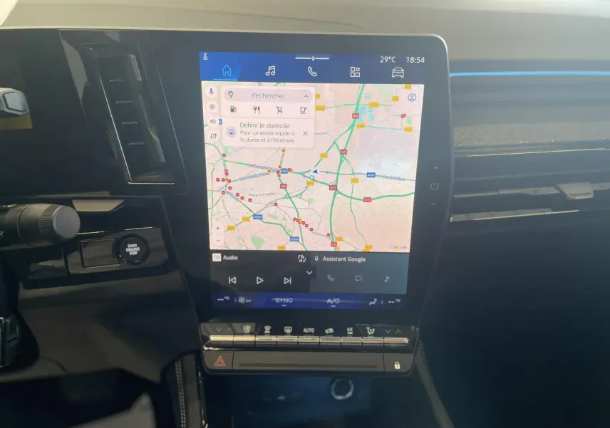 Écran tactile central affichant la navigation Google Maps dans l'habitacle noir du Renault Rafale 2025.