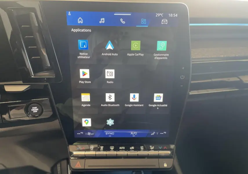Écran tactile central du tableau de bord du Renault Rafale 2025, affichant les applications connectées.