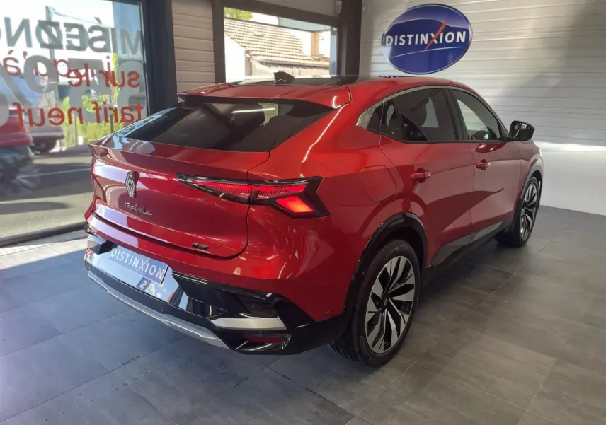 Vue 3/4 arrière droite du Renault Rafale 2025 rouge à toit noir avec jantes alliage et feux LED distinctifs.