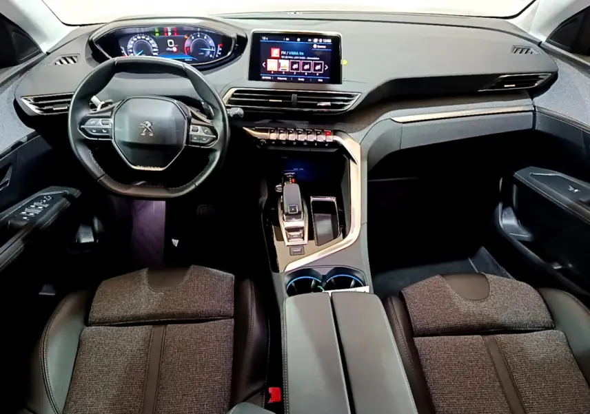 Intérieur Peugeot 3008 2020 vu de face, tableau de bord moderne avec écran tactile central et volant cuir multifonctions.