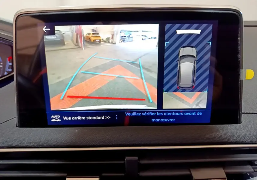 Écran tactile intérieur du Peugeot 3008 montrant la caméra de recul avec guidage et vue 360° du véhicule gris clair.