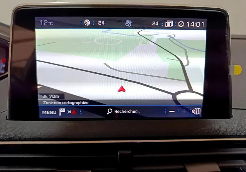 Écran tactile de navigation 8 pouces du tableau de bord du Peugeot 3008 gris clair, affichant une carte en zone non cartographiée.