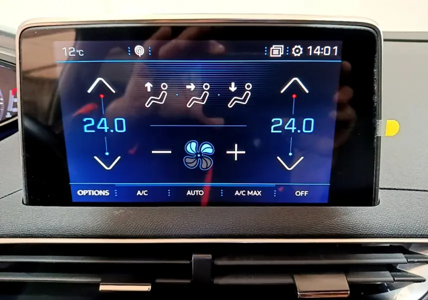 Écran tactile central du tableau de bord du Peugeot 3008 gris clair, affichant la climatisation à 24°C en mode automatique.