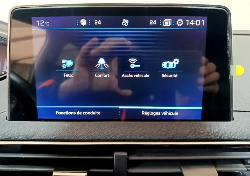 Écran tactile central affichant les réglages du véhicule dans un Peugeot 3008 gris clair, vue intérieure frontale.