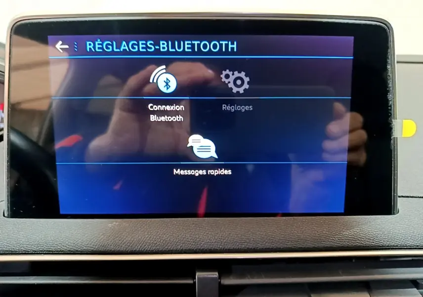 Écran tactile central du tableau de bord du Peugeot 3008 gris clair affichant les réglages Bluetooth.