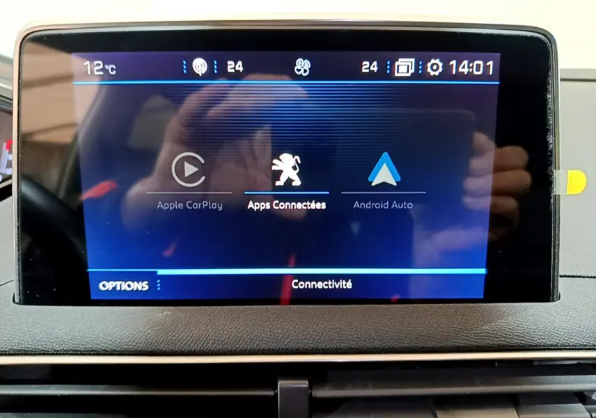Écran tactile central du tableau de bord du Peugeot 3008 gris clair, affichant Apple CarPlay et Android Auto.