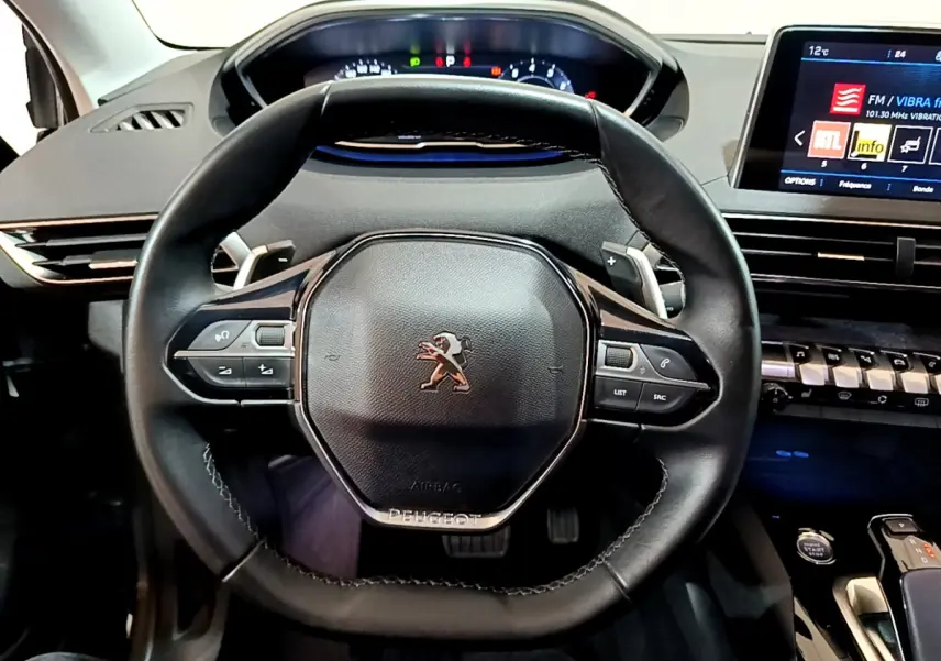 Volant cuir noir avec logo Peugeot, tableau de bord numérique et écran tactile 8 pouces du Peugeot 3008 gris clair 2020.