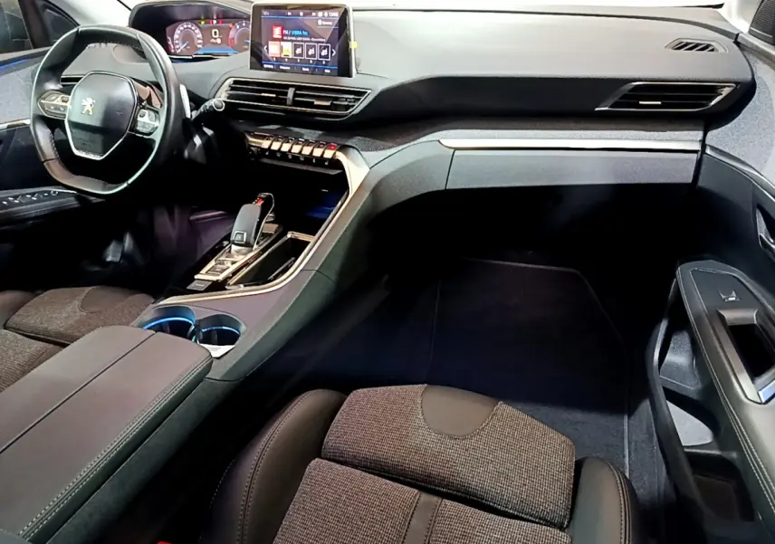 Intérieur Peugeot 3008 2020 vu côté passager, tableau de bord moderne avec écran tactile et volant cuir noir.