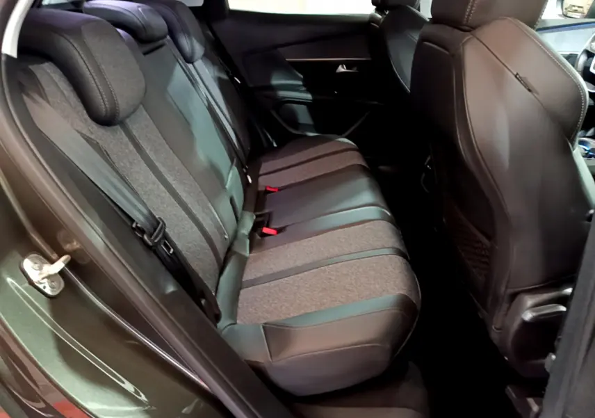 Vue intérieure côté gauche sur la banquette arrière bi-matière cuir et tissu du Peugeot 3008 gris clair de 2020