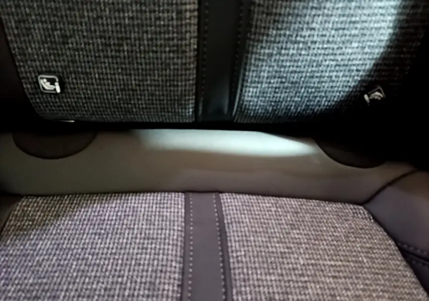 Gros plan sur la banquette arrière en tissu gris et cuir noir du Peugeot 3008 Puretech 130 Allure Business 2020