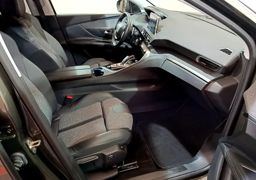 Intérieur avant droit du Peugeot 3008 gris clair 2020, avec sièges tissu-cuir et écran tactile central visible.