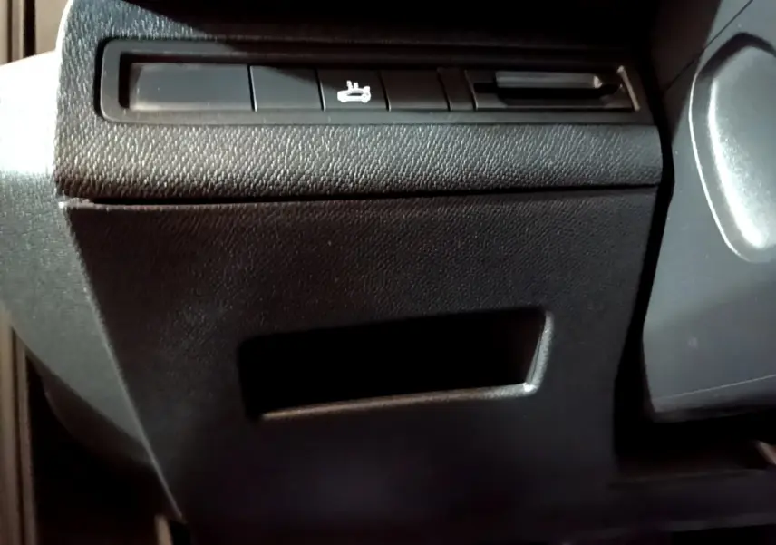 Détail intérieur montrant les commandes sous le tableau de bord du Peugeot 3008 gris clair, version Allure Business.