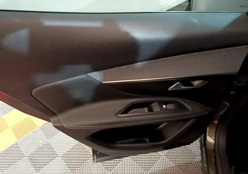 Intérieur montrant la porte côté gauche en cuir noir avec commandes des vitres du Peugeot 3008 gris clair 2020.
