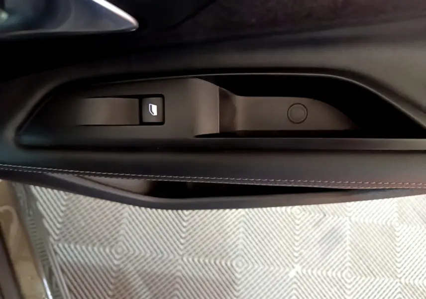 Gros plan sur la commande de lève-vitre côté conducteur du Peugeot 3008 gris clair, finition Allure Business.